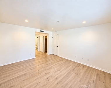 17735 Kinzie - Photo Thumbnail 7