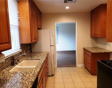 22436 Avenue San Luis - Photo Thumbnail 3