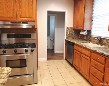 22436 Avenue San Luis - Photo Thumbnail 4