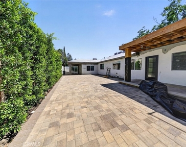 7940 Atoll Avenue - Photo Thumbnail 2