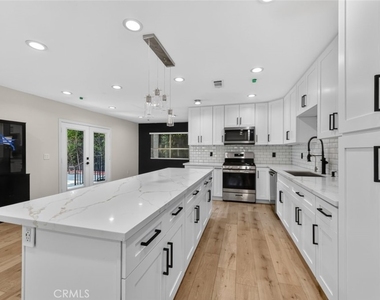 7940 Atoll Avenue - Photo Thumbnail 12