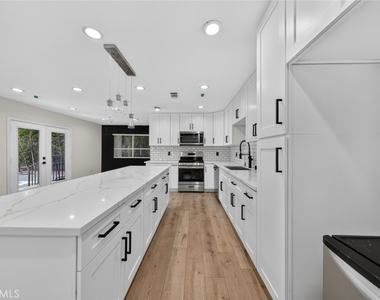 7940 Atoll Avenue - Photo Thumbnail 11
