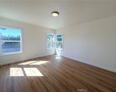 10318 Burin Avenue - Photo Thumbnail 12