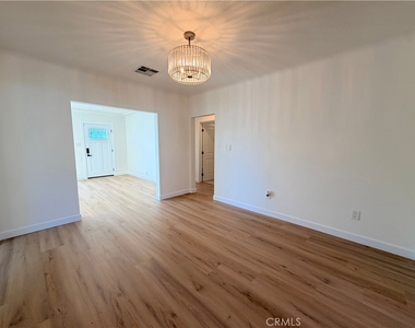 10318 Burin Avenue - Photo Thumbnail 6