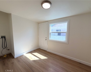 10318 Burin Avenue - Photo Thumbnail 9
