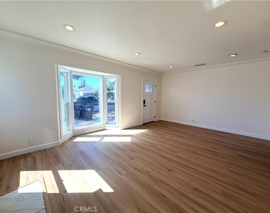 10318 Burin Avenue - Photo Thumbnail 3