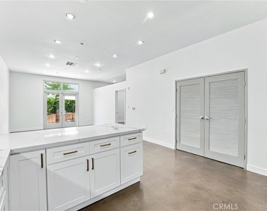 435 W Center Street - Photo Thumbnail 3