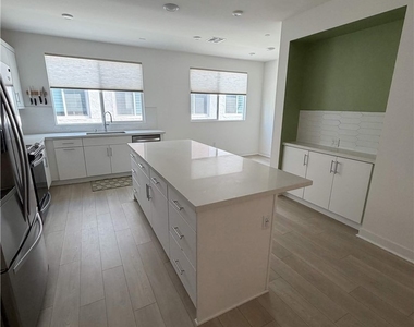 605 S Lyon Street - Photo Thumbnail 5