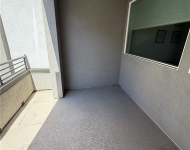 605 S Lyon Street - Photo Thumbnail 3