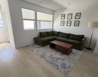 605 S Lyon Street - Photo Thumbnail 1