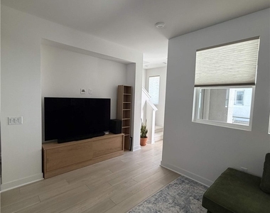 605 S Lyon Street - Photo Thumbnail 2
