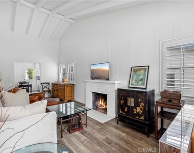 317 Iris Avenue - Photo Thumbnail 3