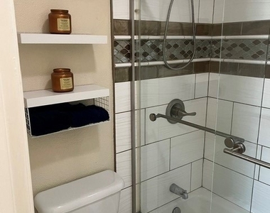 2266 Bradford Avenue - Photo Thumbnail 6