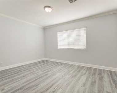 14537 Wyandotte - Photo Thumbnail 21