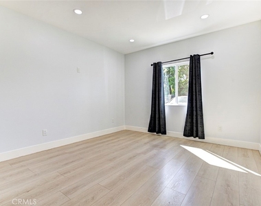 8254 Vantage Avenue - Photo Thumbnail 12