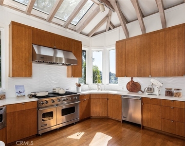 1954 Redesdale Avenue - Photo Thumbnail 11
