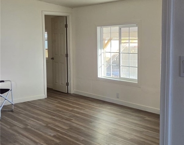 19204 Vanowen - Photo Thumbnail 9