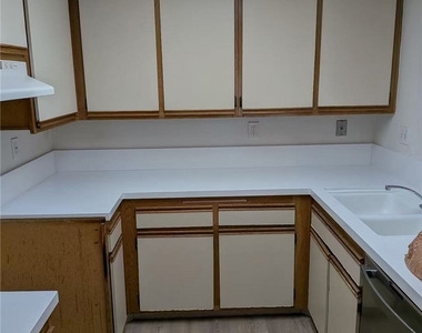 352 Deerfield Avenue - Photo Thumbnail 7