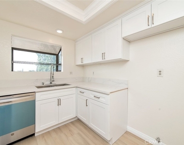 2038 S Bon View Avenue - Photo Thumbnail 17