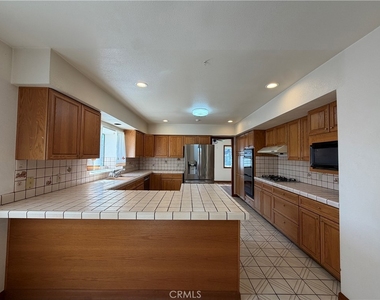 109 W Sandra Avenue - Photo Thumbnail 6