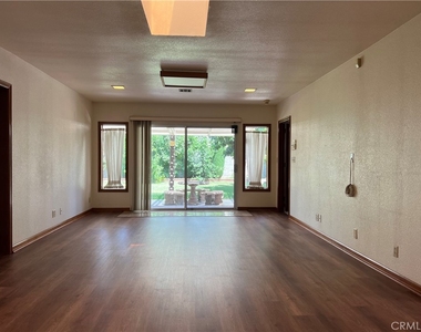 109 W Sandra Avenue - Photo Thumbnail 4