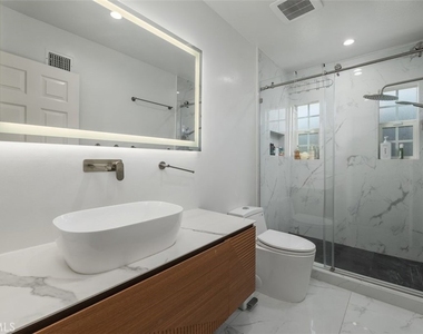 3136 Frances - Photo Thumbnail 16