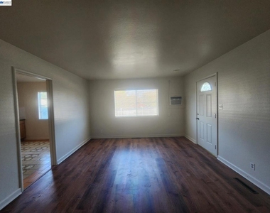 323 Adelle Street - Photo Thumbnail 6