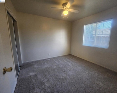 323 Adelle Street - Photo Thumbnail 10