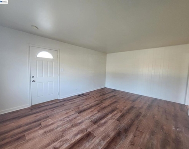 323 Adelle Street - Photo Thumbnail 5