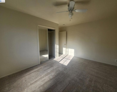 323 Adelle Street - Photo Thumbnail 15