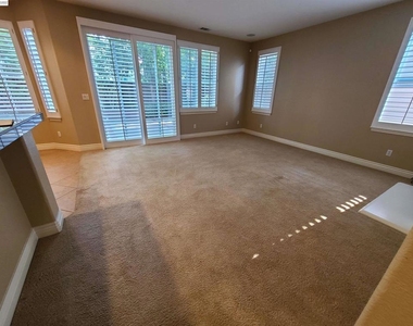 204 Abigail Cir - Photo Thumbnail 12