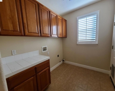 204 Abigail Cir - Photo Thumbnail 7