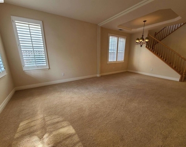 204 Abigail Cir - Photo Thumbnail 3