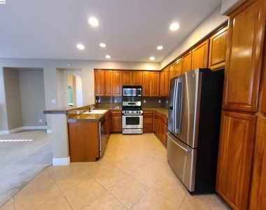 204 Abigail Cir - Photo Thumbnail 14