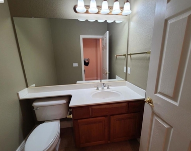 204 Abigail Cir - Photo Thumbnail 8