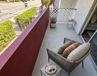 1208 W Adams Boulevard - Photo Thumbnail 5