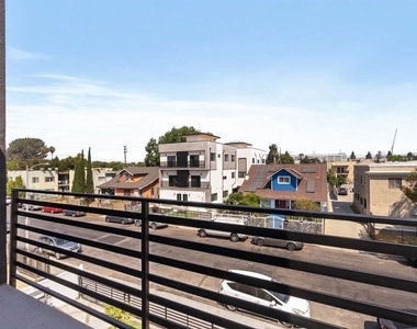 714 W 41st Place - Photo Thumbnail 8