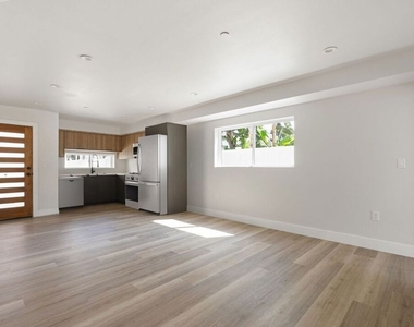 714 W 41st Place - Photo Thumbnail 3