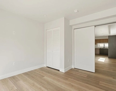 714 W 41st Place - Photo Thumbnail 9