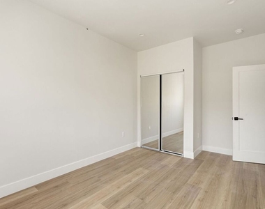 714 W 41st Place - Photo Thumbnail 14