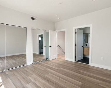 714 W 41st Place - Photo Thumbnail 16