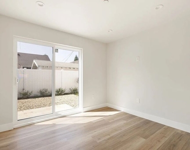 714 W 41st Place - Photo Thumbnail 10