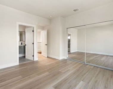 714 W 41st Place - Photo Thumbnail 18