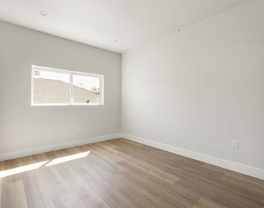 714 W 41st Place - Photo Thumbnail 13