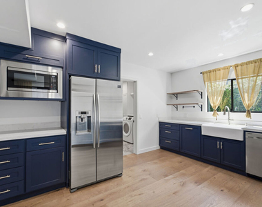 393 Huntley Drive - Photo Thumbnail 5