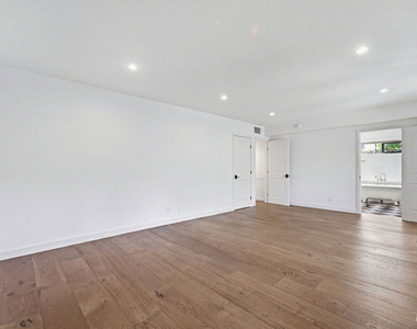 393 Huntley Drive - Photo Thumbnail 11