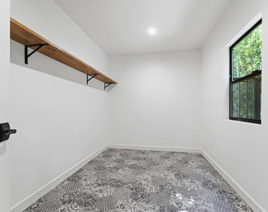 393 Huntley Drive - Photo Thumbnail 9