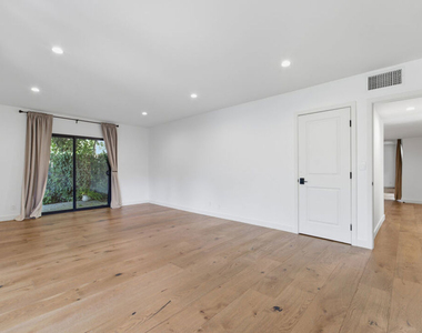 393 Huntley Drive - Photo Thumbnail 10
