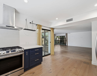 393 Huntley Drive - Photo Thumbnail 4