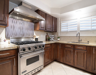 10390 La Grange Avenue - Photo Thumbnail 7